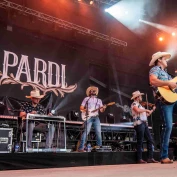 5 Country Concert Outfits That Steal the Show